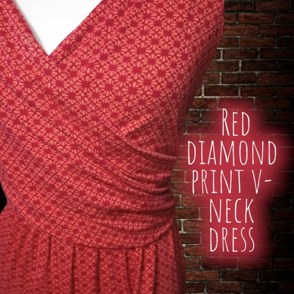 Red Diamond Print V-Neck Dress - Picture 8 of 10